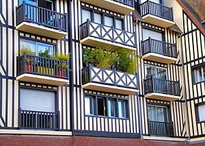 Balkone mit Pflanzen als Sichtschutz